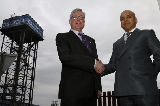 Sanjeev Gupta (rechts), de enige aandeelhouder van Liberty, is goed thuis in politieke middens. Hier poseert hij naast de Schotse minister van Economie, Fergus Ewing (foto Scottish Government, Flickr)