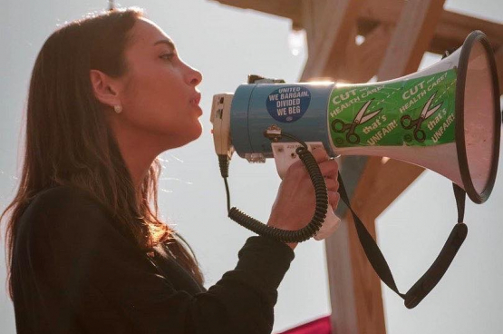 Julia Salazar is 29 jaar en behoort tot de beweging van jonge activisten en verkozen politici die het establishment van de Democratische Partij het vuur aan de schenen leggen. (Foto FB)