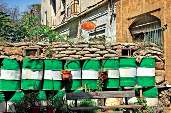 Een scherpe lijn doorkruist Cyprus. Ze scheidt Grieks-Cyprioten en Turks-Cyprioten en loopt midden door de hoofdstad Nicosia. (Foto Heracles Kritikos/Shutterstock)