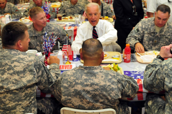 Joe Biden op bezoek bij de VS-troepen in Irak. "Ik stemde voor de invasie in Irak en ik zou dat opnieuw doen", zei hij in augustus 2003. (Foto The U.S. Army, Flickr)