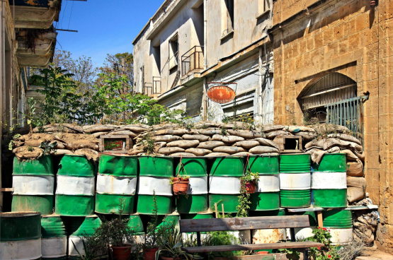 Een scherpe lijn doorkruist Cyprus. Ze scheidt Grieks-Cyprioten en Turks-Cyprioten en loopt midden door de hoofdstad Nicosia. (Foto Heracles Kritikos/Shutterstock)