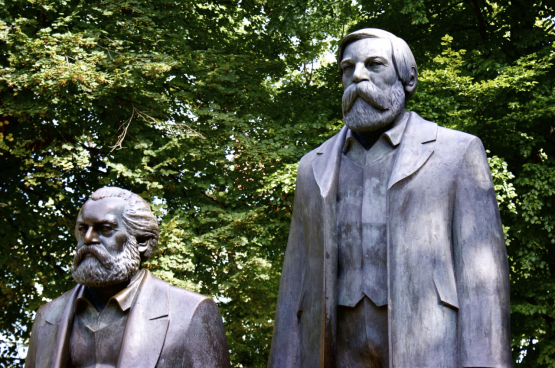 Standbeeld van Engels en Marx in Berlijn (Foto SocialBedia, Flickr)