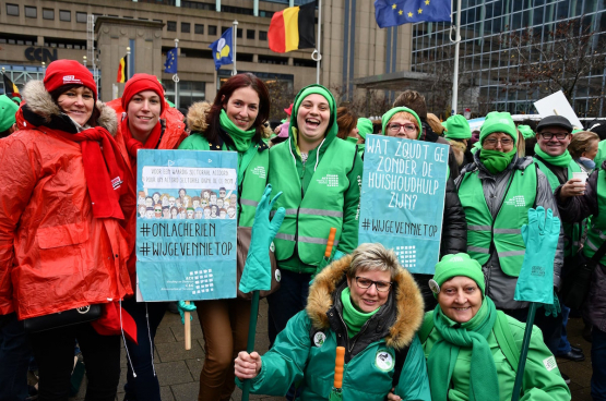 De huishoudhulpen verdienen 11,50 euro bruto per uur. Al maandenlang voeren ze strijd voor betere werkomstandigheden en een beter loon, zoals hier op 28 november 2019 op een actie in gemeenschappelijk vakbondsfront. Huishoudhulpen lopen ook een hoog risico op een besmetting met het coronavirus. (Foto Solidair)