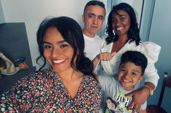 De familie Silva: Simone, Osmar, Caroline en Lorenzo. In augustus stierf Osmar op een bouwwerf, als gevolg van een gebrek aan bescherming. In 2020 vallen er in België nog altijd doden op het werk. (Foto DR)