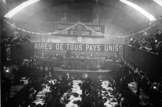 Congres van de Franse afdeling van de Arbeiders Internationale (SFIO) in december 1920 in Tours. Een meerderheid van de afgevaardigden (meer dan een derde) keert de socialistische Europese leiders de rug toe, omdat die de Eerste Wereldoorlog steunden. Ze treden toe tot de Communistische Internationale, die een jaar eerder werd opgericht. (Foto nationale bibliotheek van Frankrijk)