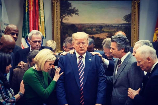 Paula White, spiritueel adviseur van Trump, bidt met alles wat ze heeft. Vergeefs. Maar waarom? (Foto Facebookpagina Paula White)