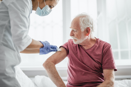 "De overheid legt farmabedrijven geen enkele voorwaarde op en wacht tot zij de wereld zullen redden", zegt biologe Els Torreele. "Het is tekenend voor de race naar vaccins." (Foto Olena Yakobchuck, Shutterstock)