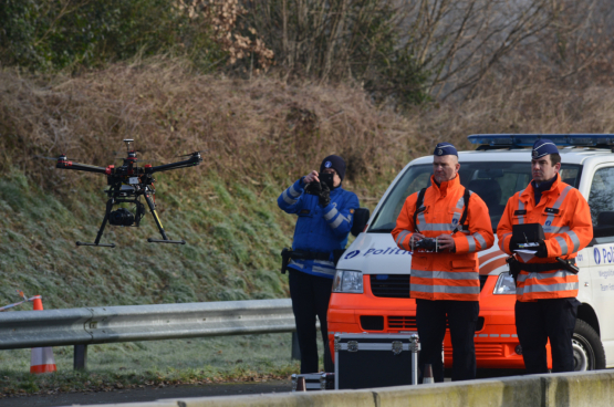 Mag de politie met drones de terrassen en tuinen afsporen naar vuurkorven en terrasverwarmers? Het idee zorgde voor polemiek in december. (Foto Belga)