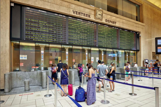 Vandaag zijn grote stations winkelcentra geworden. De NMBS bekijkt ze alleen nog door de bril van de rendabiliteit. In plaats van deze financiële logica te volgen, zouden stations knooppunten moeten zijn van dienstverlening dicht bij huis. (Foto Bruce Hirschick, Flickr)