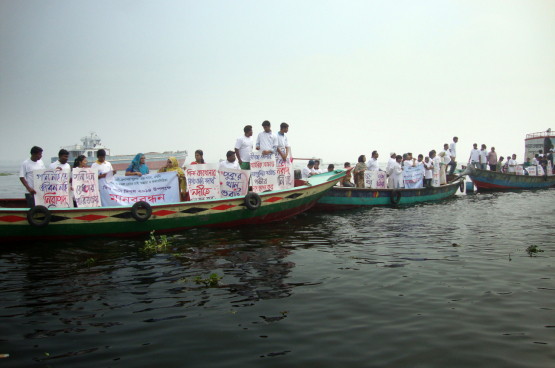 Protestactie in Bangladesh tegen de extreme vervuiling van rivieren. De verantwoordelijkheid wordt al te makkelijk doorgeschoven naar de slachtoffers. (Foto Transparency International)