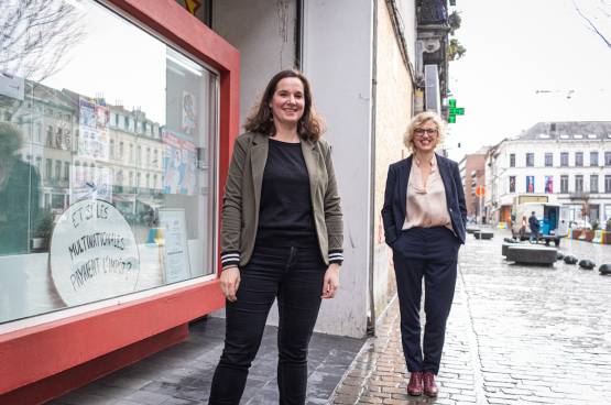 Janneke Ronse, voorzitter van Geneeskunde voor het Volk (links), en Sofie Merckx, huisarts en federaal volksvertegenwoordiger voor de PVDA. (Foto Julien Ribaudo)