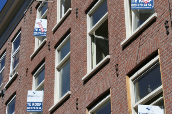 De gemiddelde verkoopprijs voor een woning zit in Amsterdam rond een half miljoen euro. (Foto Alix Guillard)