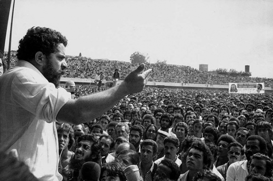 Lula, die alvorens president te worden arbeider en syndicaal leider was, spreekt stakende arbeiders toe in 1979. (Foto Wikimedia Commons)