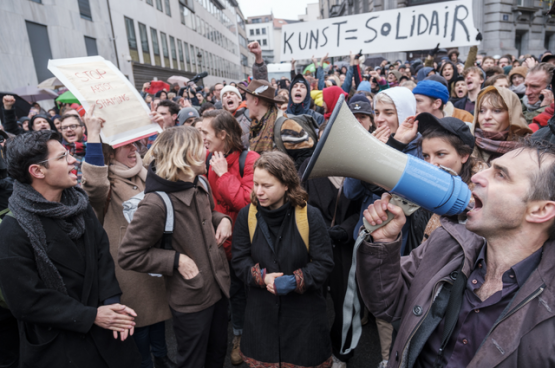 In 2019 protesteerde de cultuursector massaal tegen de geplande besparingen bij projectsubsidies. Minister Jambon moest plooien en de plannen terugdraaien (Foto Facebook State of the Arts)