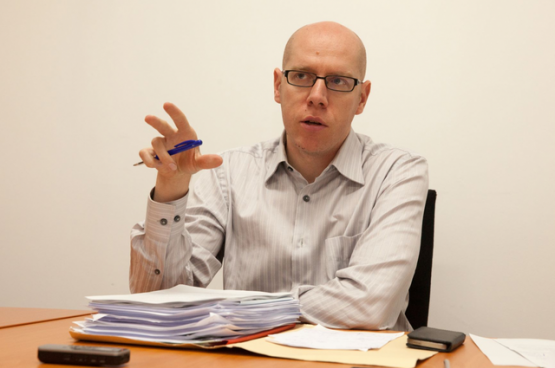 Jan Buelens, advocaat arbeidsrecht en professor aan de ULB: "De wet is ondergeschikt aan de strijd. De vraag die volgt is: hoe strijd voeren? We moeten blijven staken." (Foto Solidair, Fabienne Pennewaert)