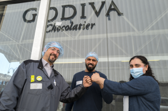 Uit solidariteit met hun collega's hebben Youssef, Bilal en Figen nooit geprobeerd te achterhalen of zij op de lijst stonden van degenen die ontslagen zouden worden. (Foto Julien Volkaerts)