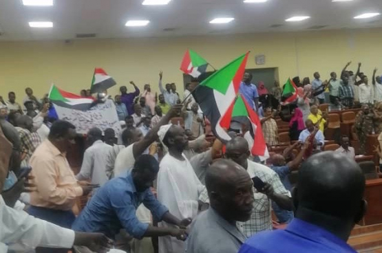 Demonstranten verzamelen zich bij het Empowerment Dismantling Committee in Khartoum nadat de veiligheidstroepen zich hebben teruggetrokken. Foto: Hala