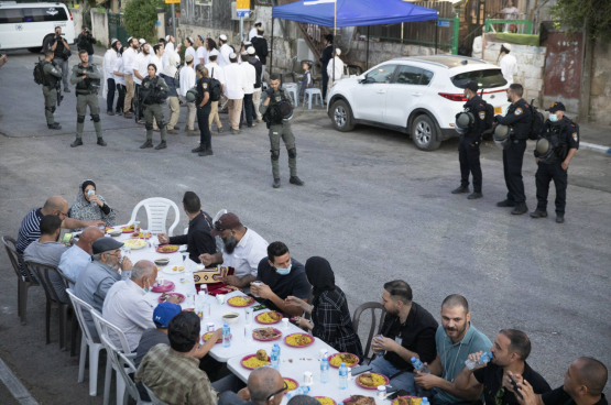 Een iftar tijdens de ramadan, onder strenge bewaking. Foto: Active-Stills, oren ziv