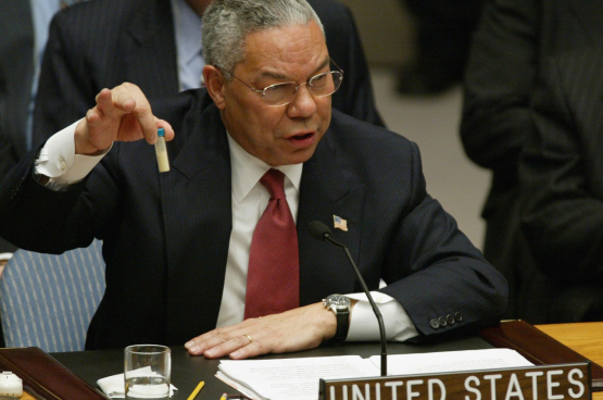Op 5 februari 2003 haalt Powell bij de VN een flesje boven. Dat flesje zou bewijzen dat het Iraakse regime over massavernietigingswapens beschikte. Die leugen zou als excuus dienen voor een militaire interventie. (Foto AFP)