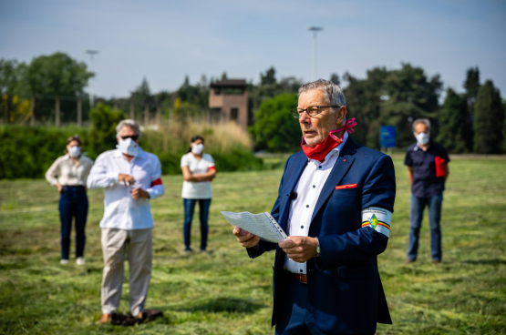 Als lid van het Onafhankelijkheidsfront viert Rudi Kennes op 8 mei de overwinning op het fascisme. Foto: Stefaan Van Parys.