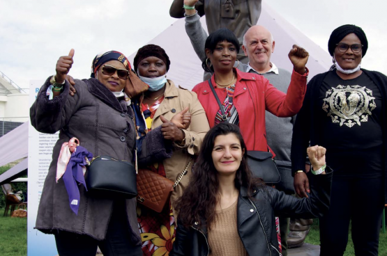 De kamermeisjes Nana Ouatara, Kadidiata Karamoko, Rachel Keke en Sylvie Esper Kimissa met Tiziri Kandi en Claude Levy van de vakbond CGT HPE op ManiFiesta. (Foto Solidair, Timothée)