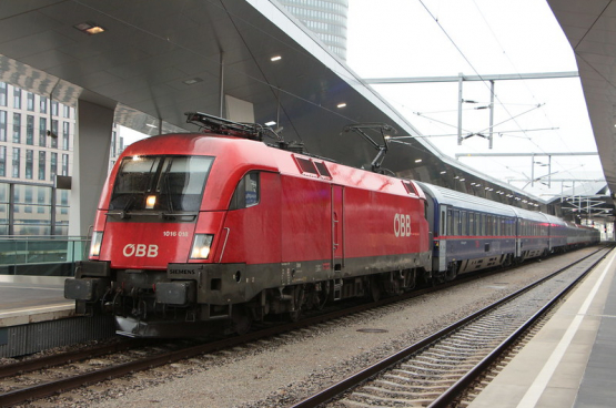 De nachttrein van Roma Termini komt aan in Wein Hauptbahnhof