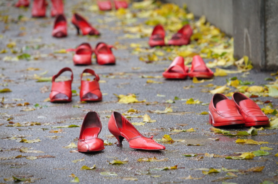 Rode schoenen symboliseren de slachtoffers van geweld op vrouwen, Italië 2016. (Foto Shutterstock)