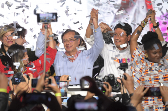 De grote favoriet voor de Colombiaanse presidentsverkiezingen is Gustavo Preto (midden), kandidaat van het Pact. Als hij verkozen wordt, zal Francia Marquez (rechts) zijn vice-presidente worden. Zij is militant ecologiste en feministe van de sociale beweging “Soy porque somos”. (Foto AFP)