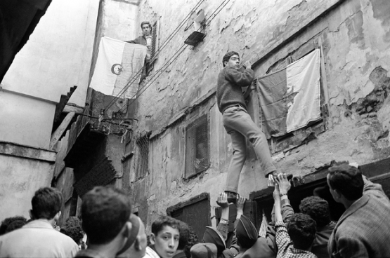 Jongeren hangen Algerijnse vlaggen op in Algiers in juli 1962, na meer dan 130 jaar Franse kolonisatie. (Foto AFP)