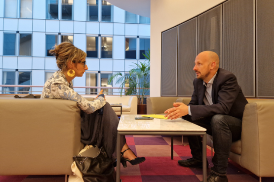 Francesca Albanese in gesprek met Marc Botenga, Europees volksvertegenwoordiger voor de PVDA (Foto Solidair)