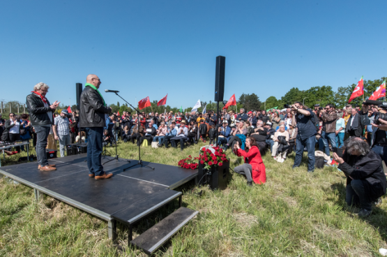 De begin dit jaar opgerichte 8 meicoalitie wil dat 8 mei, de dag waarop in 1945 nazi-Duitsland capituleerde, een officiële feestdag wordt. Dit jaar verzamelden op 8 mei honderden mensen bij het Fort van Breendonk om de overwinning op het fascisme te herdenken. (Foto Solidair, Stefaan Van Parijs)