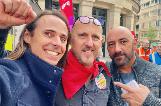 V.l.n.r.: Benjamin Pestieau (verantwoordelijke voor vakbondsrelaties van de PVDA), Walter Joos (vakbondsafgevaardigde bij Agfa Gevaert) en Gaby Colebunders (federaal volksvertegenwoordiger voor de PVDA). (Foto Benjamin Pestieau)