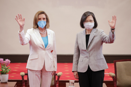 Nancy Pelosi, de voorzitster van het Amerikaanse Huis van Afgevaardigden, ontmoet de Tsai Ing-Wen, de presidente van Taiwan. (Foto Belga)