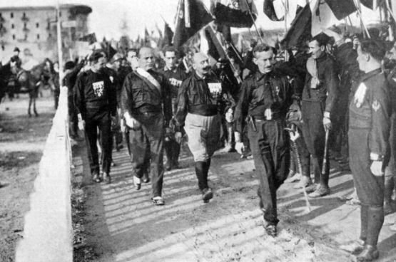 Benito Mussolini en "zijn" zwarthemden. (Foto Illustrazione Italiana)