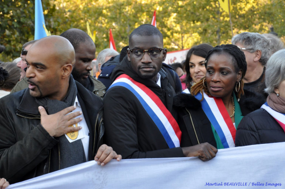 Dominique Sopo (links), voorzitter van SOS Racisme, tijdens een betoging tegen racisme. (Foto Martial Beauville, Belles Images)