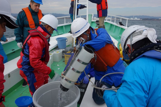 Maritieme deskundigen van de IAEA en hun Japanse collega's van de Nuclear Regulatory Authority nemen watermonsters in de kustwateren bij de kerncentrale van Fukushima. (Foto Petr Pavlicek / IAEA)