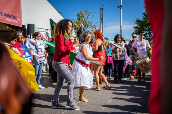 Mensen komen naar ManiFiesta omwille van hun engagement, maar ook voor de sfeer en de feestelijkheid. (Foto Solidair, Stefaan Van Parys)