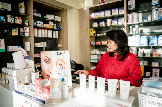 Apothekers hangen uren aan de telefoon met groothandels en collega’s om voor hun klanten toch nog de nodige medicijnen te pakken te krijgen. (Foto Belga)