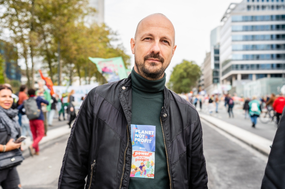 Marc Botenga: “Het is door de druk van buitenaf, door de samenwerking met ngo’s, vakbonden en middenveld dat je dingen in beweging krijgt.” (Foto Solidair, Stefaan Van Parys)