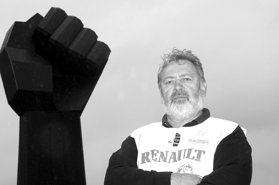 Stan met achter hem De Vuist, een zeven meter hoog werk van kunstenaar Rik Poot op de Luchthavenlaan in Vilvoorde, symbool van verzet tegen elk onrecht. (Foto archief Solidair) 