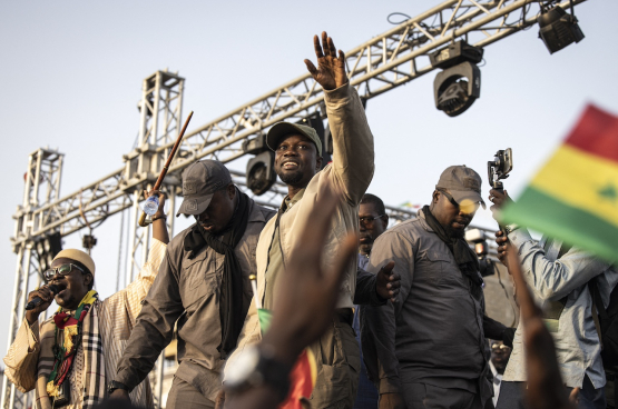 De Senegalese presidentskandidaat Ousmane Sonko (midden), vervolgd door de machthebbers. (Foto AFP)