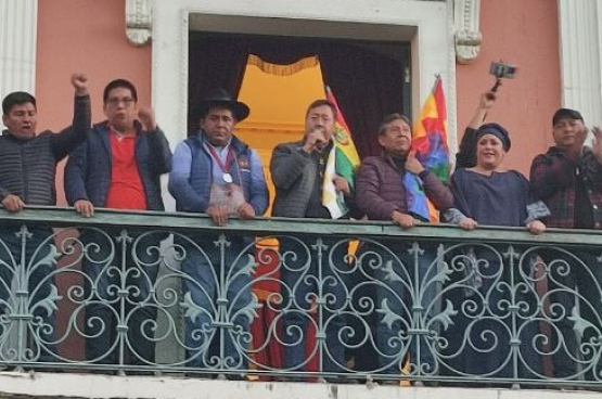 De Boliviaanse president Luis Arce sprak de menigte toe op de Plaza Murillo. (Foto: Ivan Bellot)