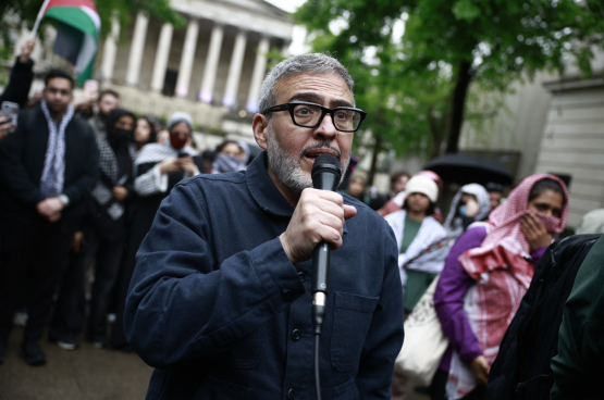 Dokter Ghassan Abu Sittah op een betoging in Londen tegen de genocide in Gaza. (Foto AFP)