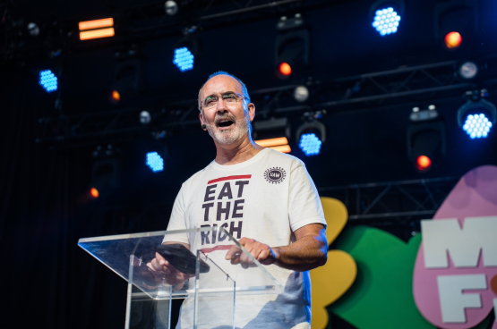 Shawn Fain tijdens het centraal moment op ManiFiesta. (Foto Solidair, Sofia Touhami)