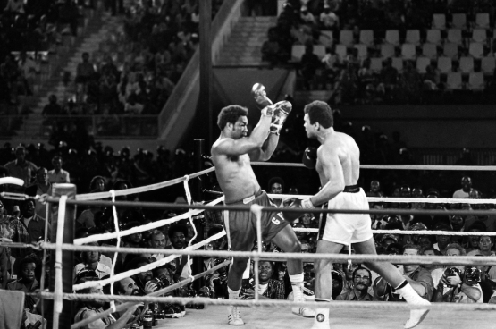 In de achtste ronde geeft Mohamed Ali (met witte short) wereldkampioen George Foreman de beslissende klap en wint zo zijn titel terug. (Foto AFP)