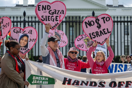 Sinds het begin van de oorlog verzamelen manifestanten voor het Witte Huis in Washington om het einde te vragen van de Amerikaanse militaire steun aan Israël. Zoals hier, bij een actie van de anti-oorlogsvereniging Code Pink, Women for Peace. (Foto AFP)