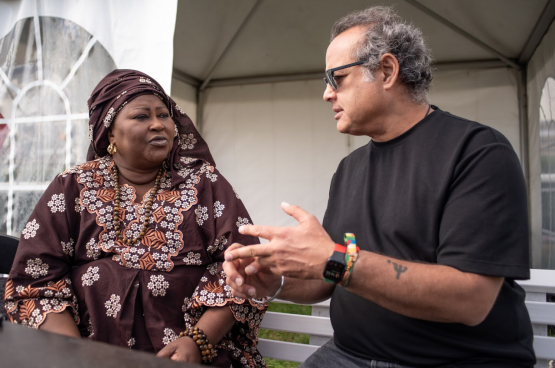 Maïmouna Dieye met de Indiase marxistische schrijver Vijay Prashad op ManiFiesta in september. (Foto Solidair, Karina Breys)