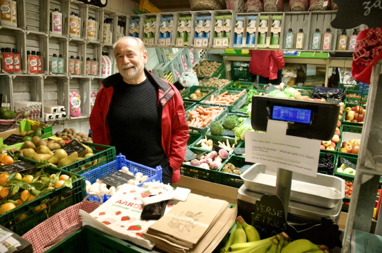 Staf Henderickx is vaste klant bij de bioboerderij in zijn buurt. “Het is een manier om op een persoonlijk niveau bij te dragen aan een ander landbouwmodel.” (Foto Solidair, Dirk Tuypens)