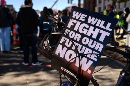 In het kader van Women's March’s "Rapid Response: Time to Resist verzamelen manifestanten bij de Heritage Foundation. Ze verzetten zich tegen Project 2025 met boodschappen tegen president Trump en bedreigingen van de democratie. (Foto SIPA USA)