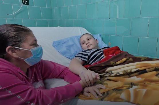Een moeder bij haar zoontje dat vecht tegen kanker, ondanks een tekort aan geneesmiddelen en medisch materiaal. Een realiteit waar elk jaar 400 Cubaanse kinderen mee te maken hebben... (Beeld Break Through News)